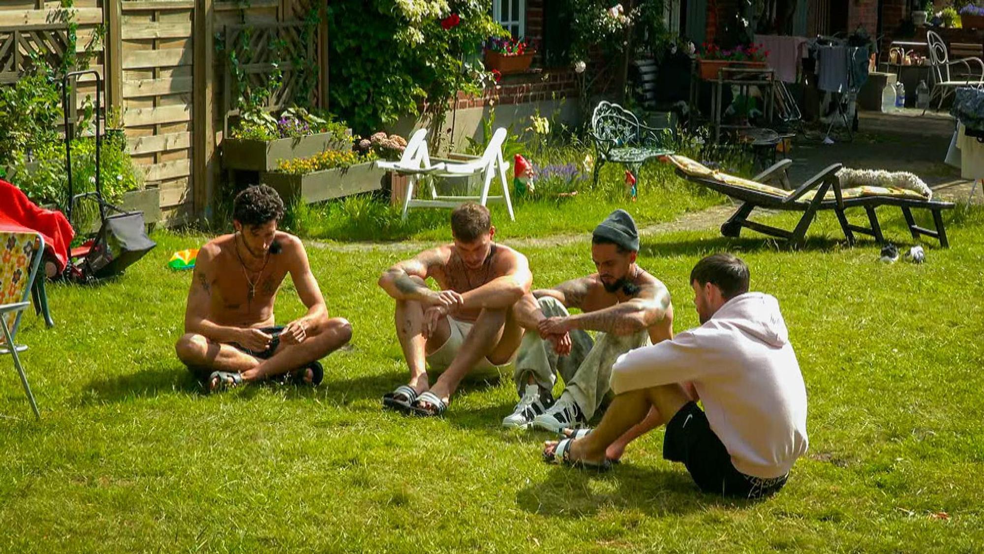 Ferry, Tano und Sandro (von links) trösten Alex (2. von rechts). (Bild: RTL)