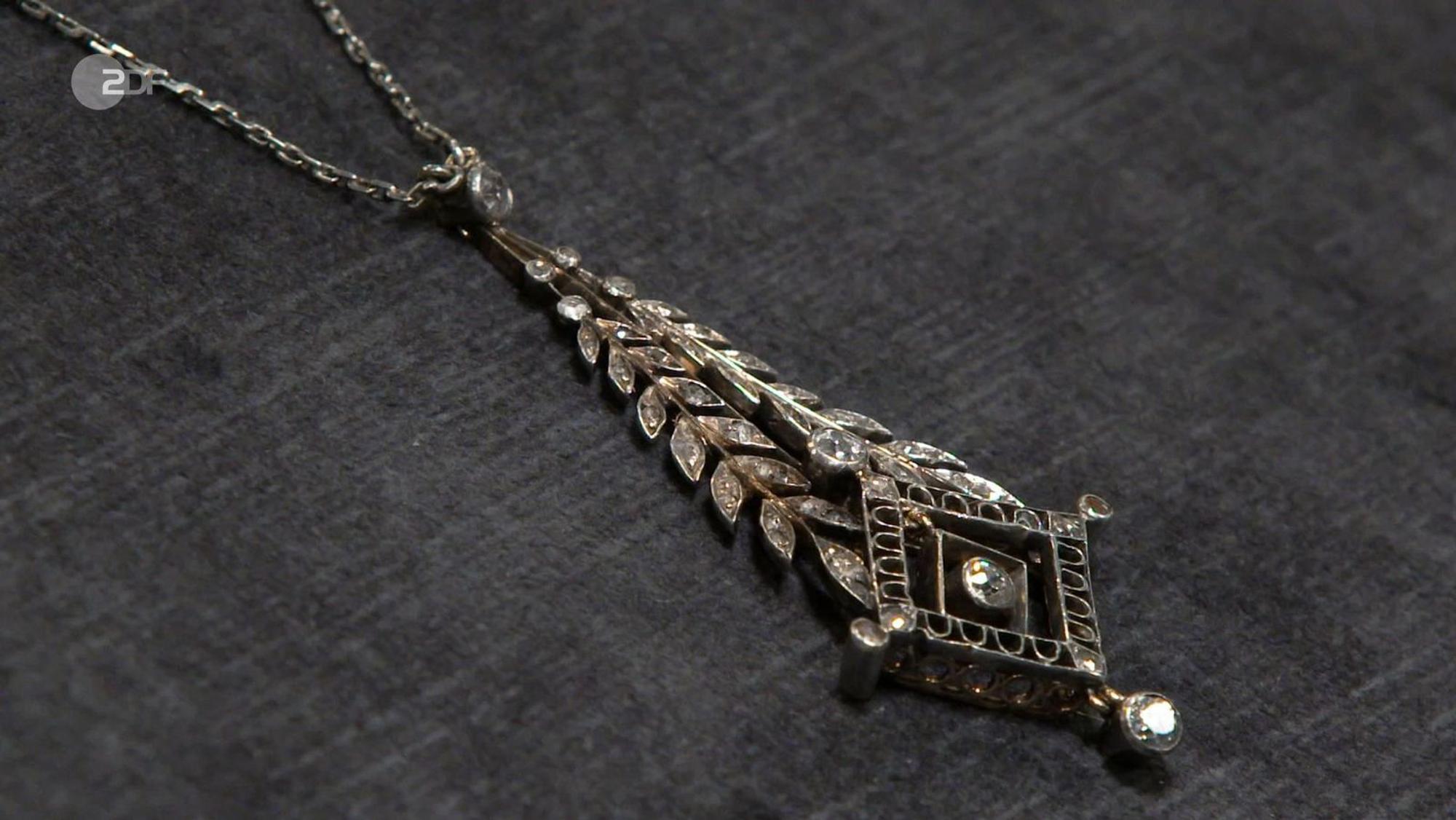 Beim Diamant-Collier aus der Zeit zwischen 1910 und 1914 hielt die Expertin 800 Euro für einen „fairen Preis“. Fabian Kahl kaufte es für 1.050 Euro.
(Bild: ZDF)