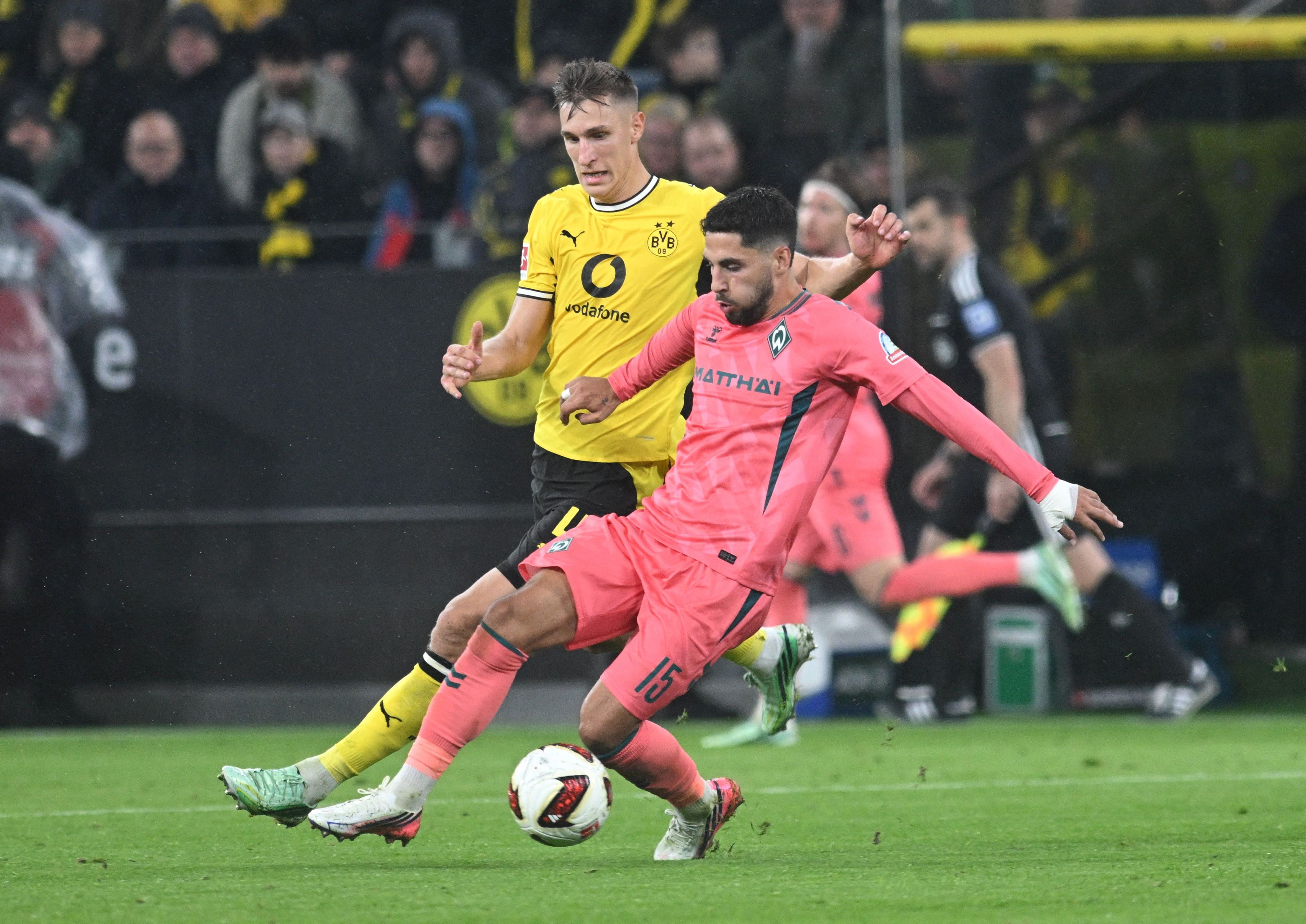 Nico Schlotterbeck (l, Borussia Dortmund) gegen Ludovit Reis (Werder Bremen).