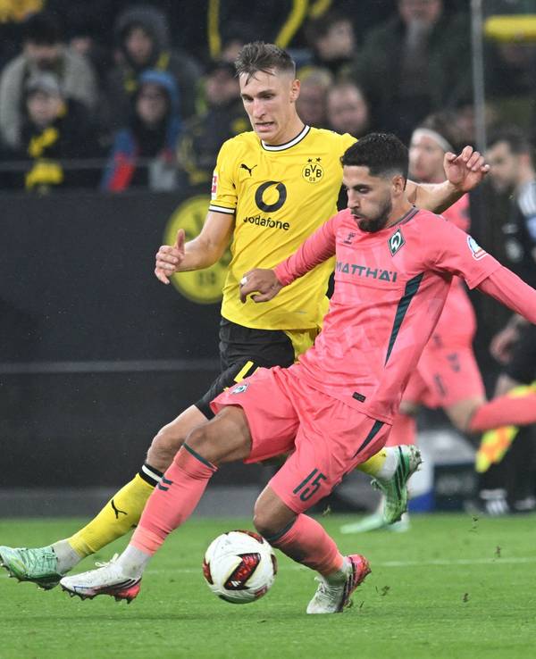 Nico Schlotterbeck (l, Borussia Dortmund) gegen Ludovit Reis (Werder Bremen).