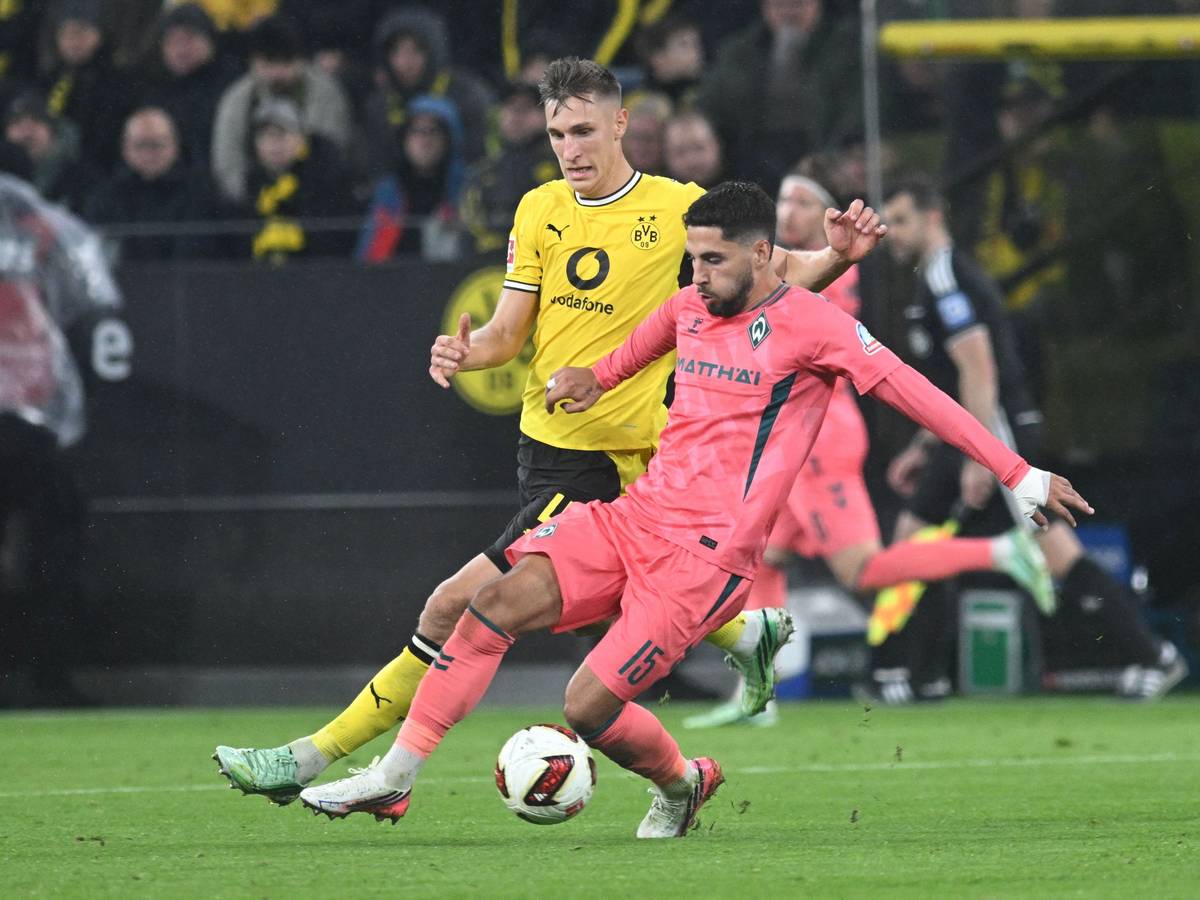 Nico Schlotterbeck (l, Borussia Dortmund) gegen Ludovit Reis (Werder Bremen).
