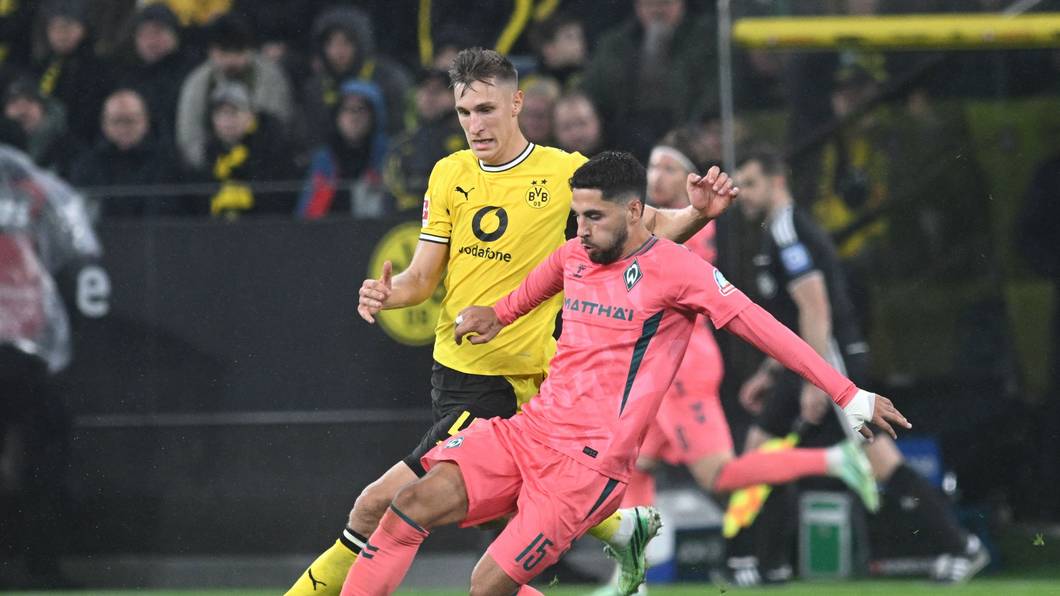 Nico Schlotterbeck (l, Borussia Dortmund) gegen Ludovit Reis (Werder Bremen).