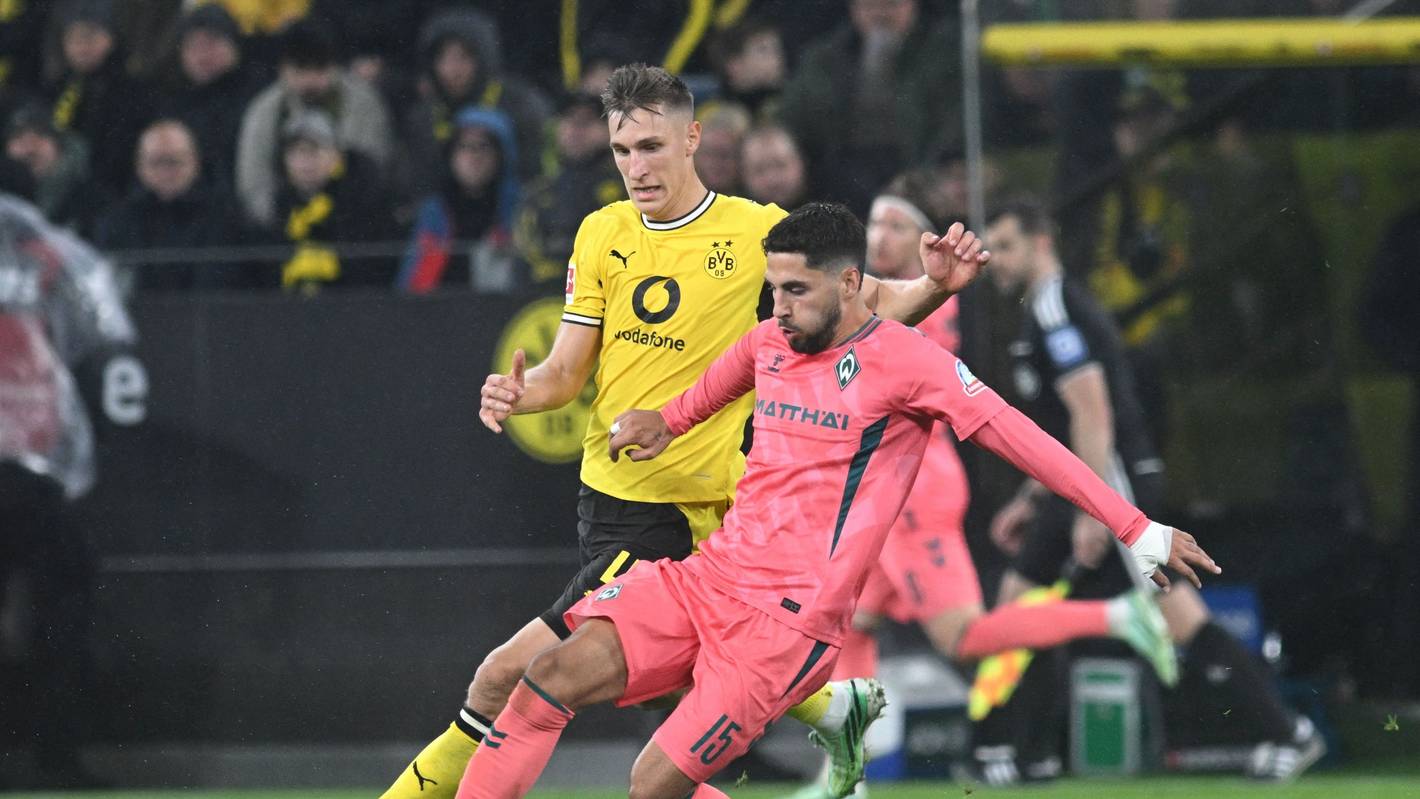 Nico Schlotterbeck (l, Borussia Dortmund) gegen Ludovit Reis (Werder Bremen).
