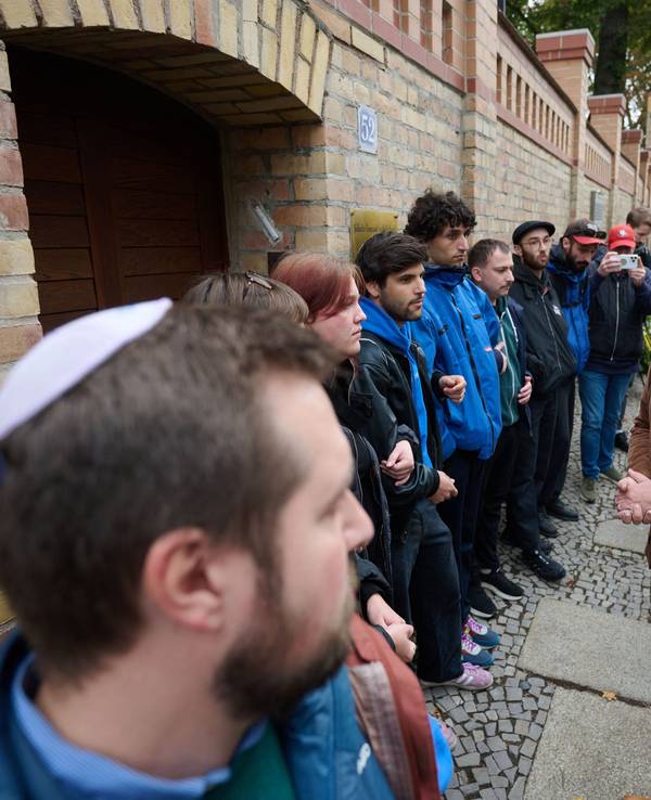 Hans-Thomas Tillschneider (AfD, r.) wird vor dem Eingang zur Synagoge in Halle/Saale von einer Mitarbeiterin der Versammlungsbehörde angesprochen. Tillschneider wollte am Gedenken für die Opfer des antisemitischen und rechtsextremen Terroranschlags von 2019 teilnehmen, wurde aber von Vertretern der Jüdischen Studierendenunion Deutschlands (l) nicht auf das Grundstück gelassen.