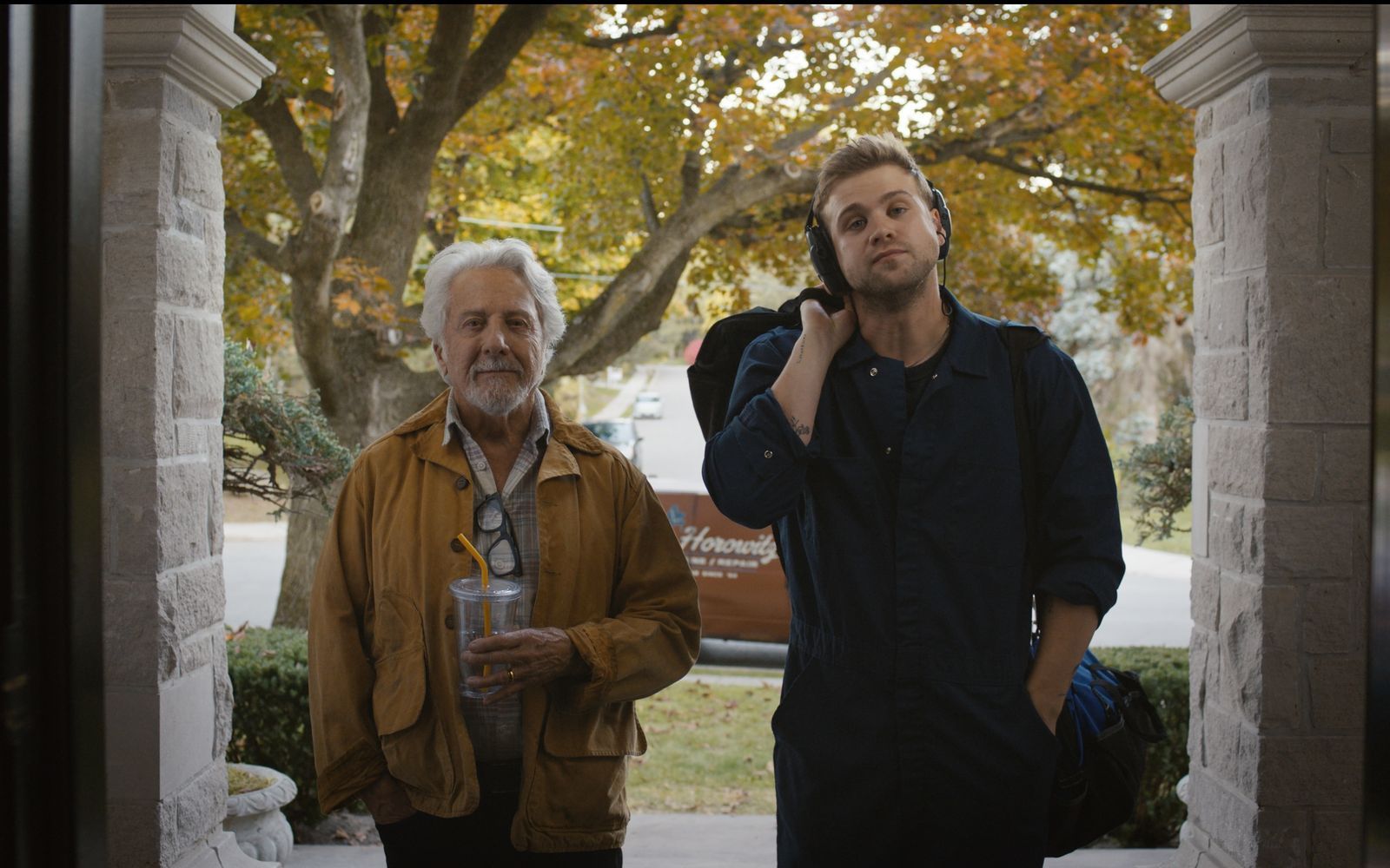 Klavierstimmer Harry (Dustin Hoffman, links) ist fast taub, sein Lehrling Niki (Leo Woodall) hört dafür umso besser.

 (Bild: Leonine/Black Bear/DCM)