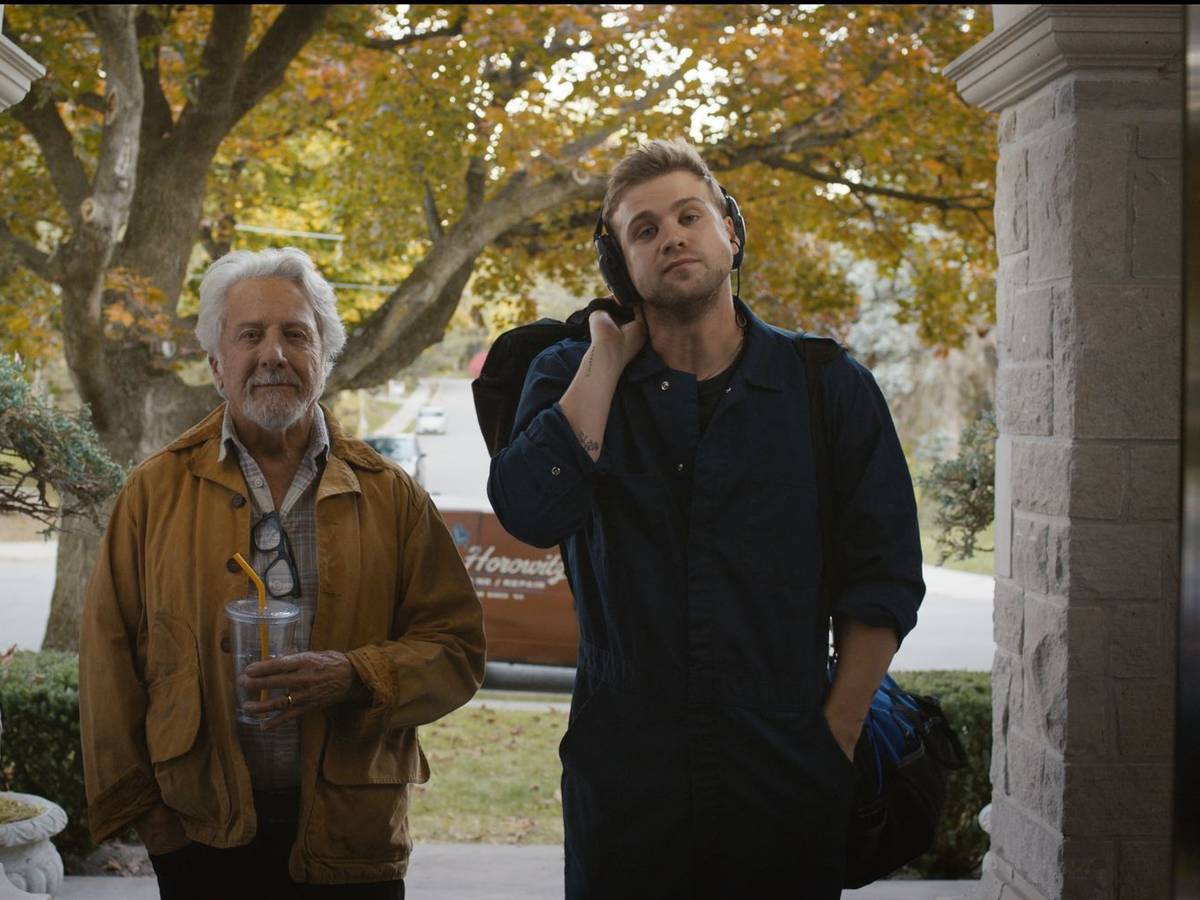 Klavierstimmer Harry (Dustin Hoffman, links) ist fast taub, sein Lehrling Niki (Leo Woodall) hört dafür umso besser.
(Bild: Leonine/Black Bear/DCM)
