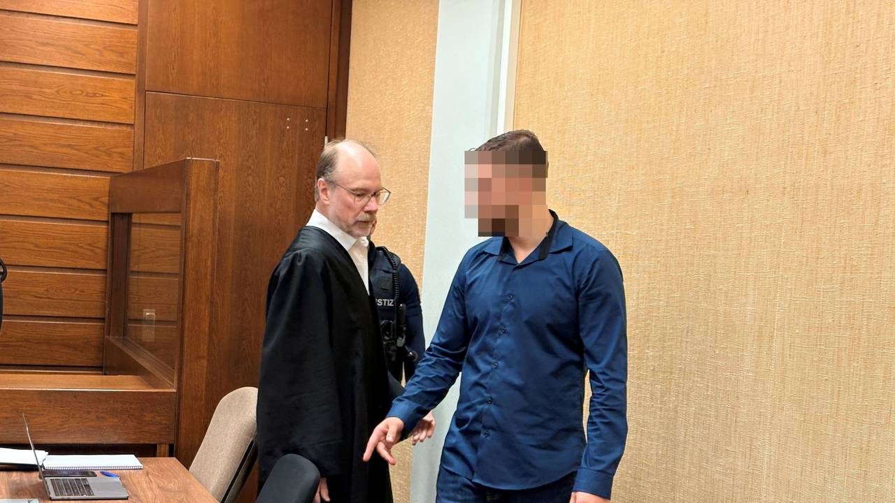 Der Angeklagte (24) mit seinem Verteidiger Dirk Schlei im Kölner Landgericht