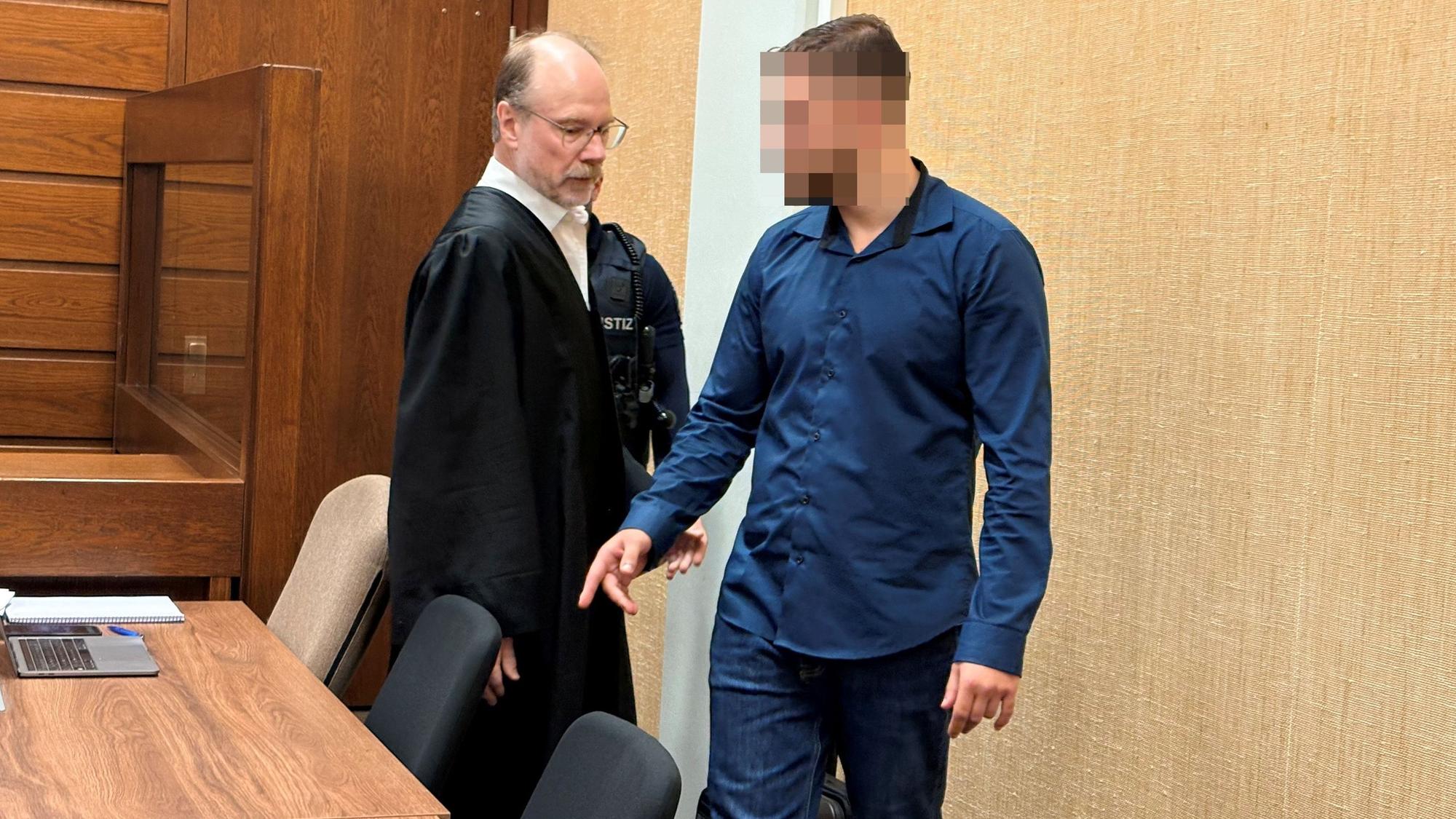 Der Angeklagte (24) mit seinem Verteidiger Dirk Schlei im Kölner Landgericht