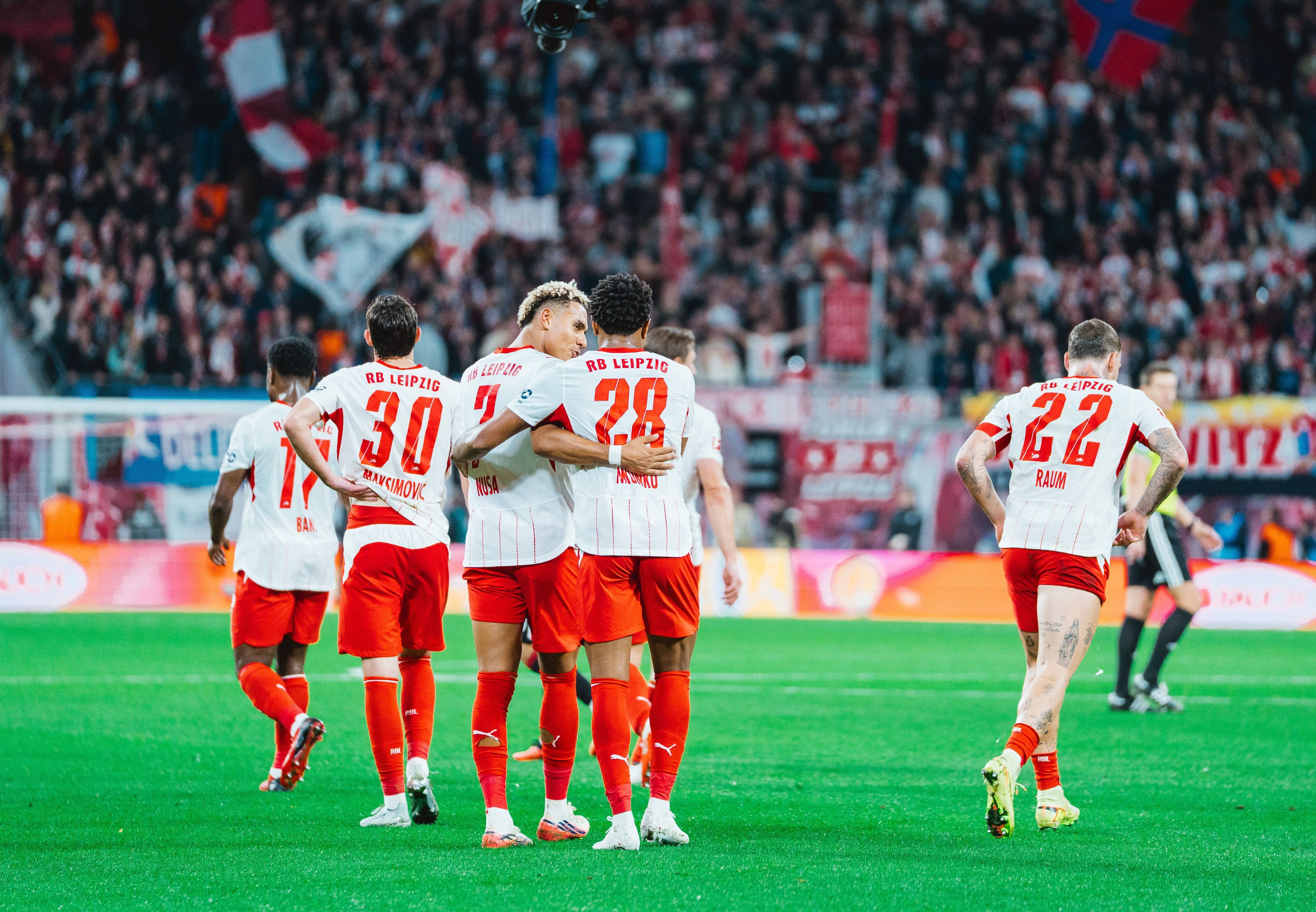 Die Profis von RB Leipzig freuen sich gemeinsam.
