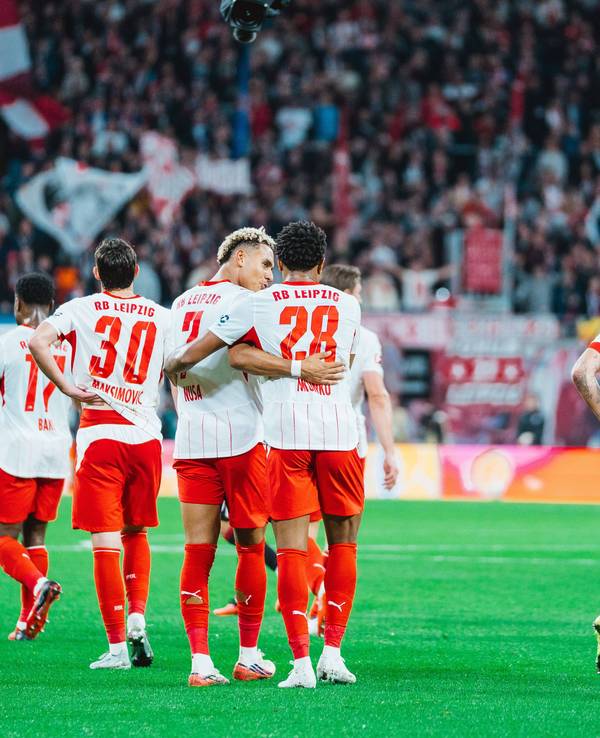 Die Profis von RB Leipzig freuen sich gemeinsam.