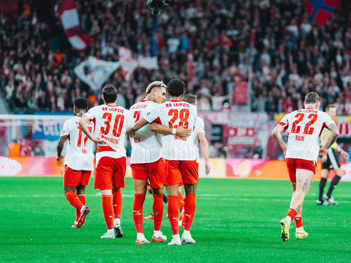 Die Profis von RB Leipzig freuen sich gemeinsam.