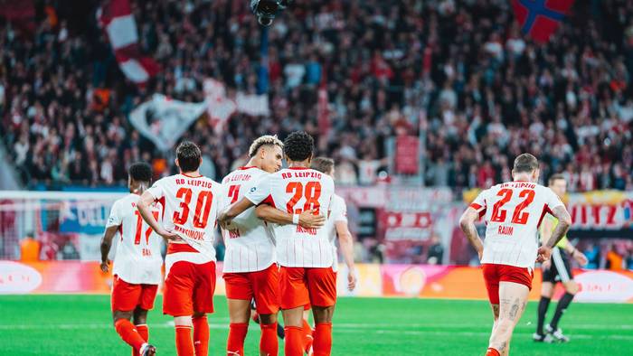 Die Profis von RB Leipzig freuen sich gemeinsam.