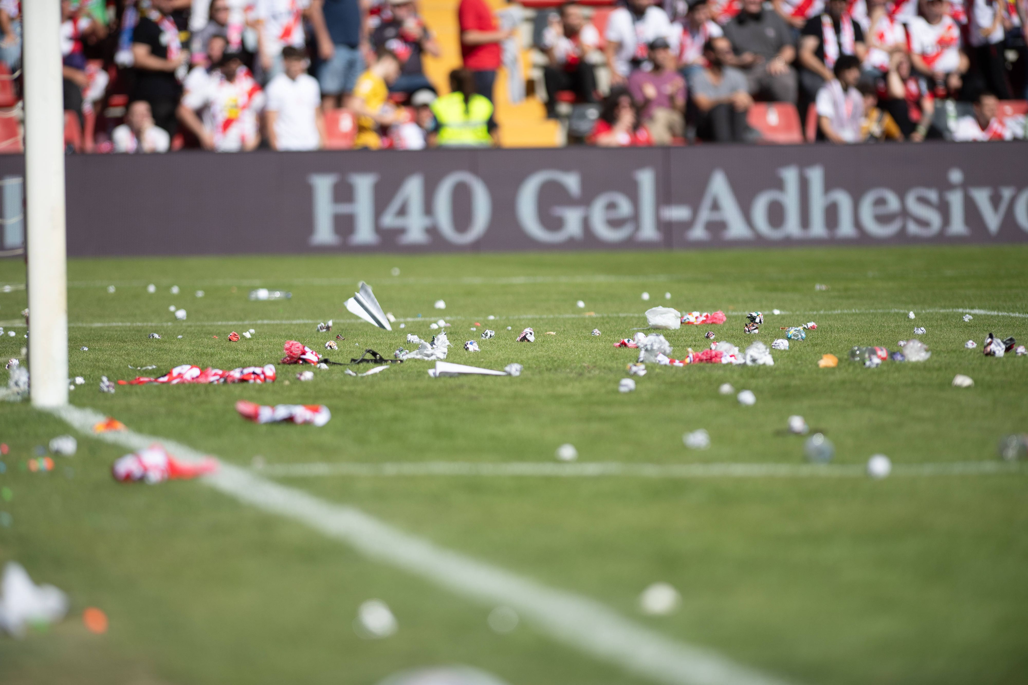 Auf den Platz geworfene Gegenstände bei Rayo Vallecano - Athletic Bilbao.