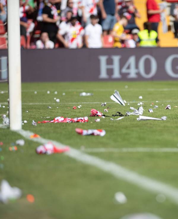 Auf den Platz geworfene Gegenstände bei Rayo Vallecano - Athletic Bilbao.