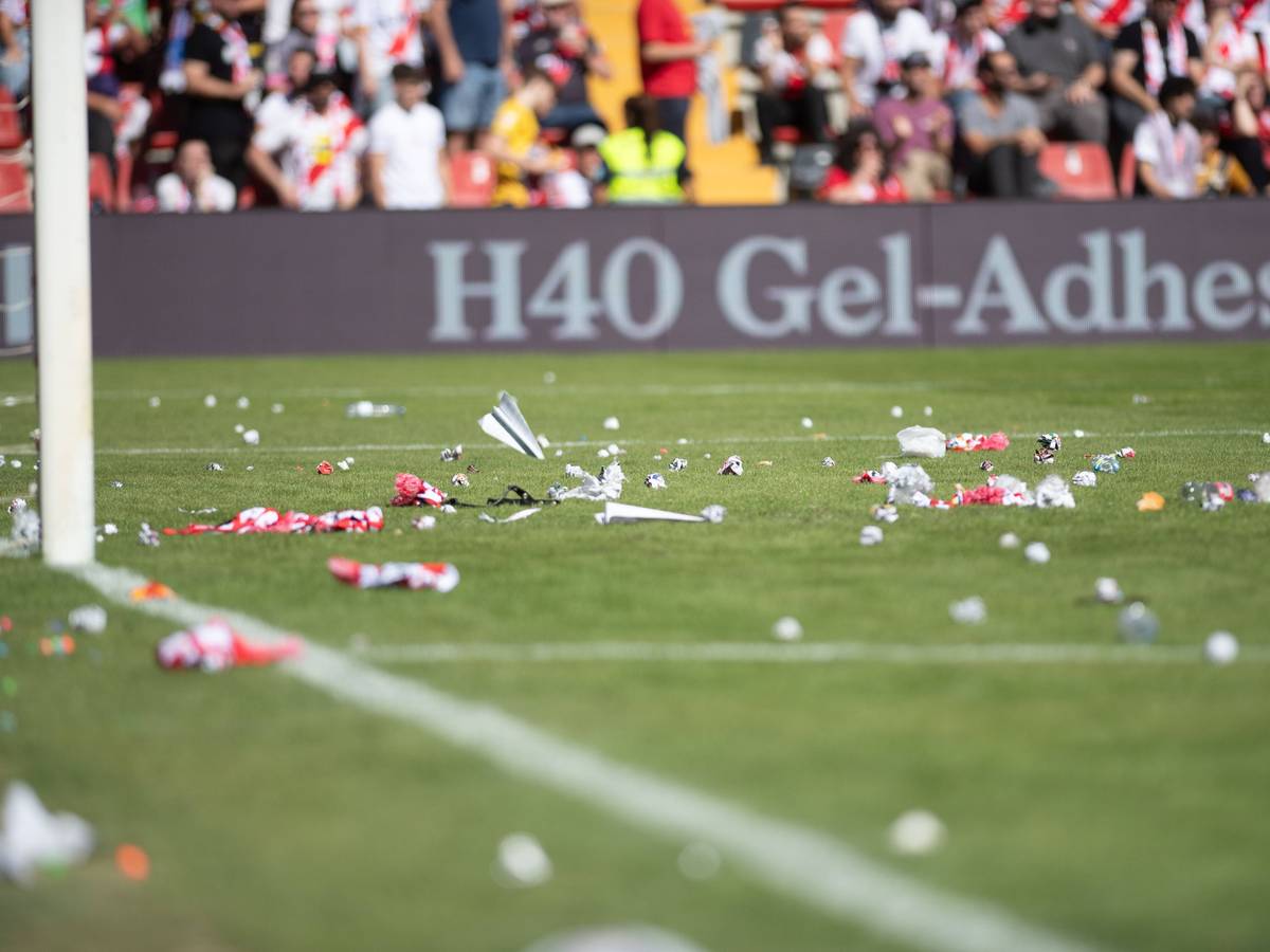 Auf den Platz geworfene Gegenstände bei Rayo Vallecano - Athletic Bilbao.
