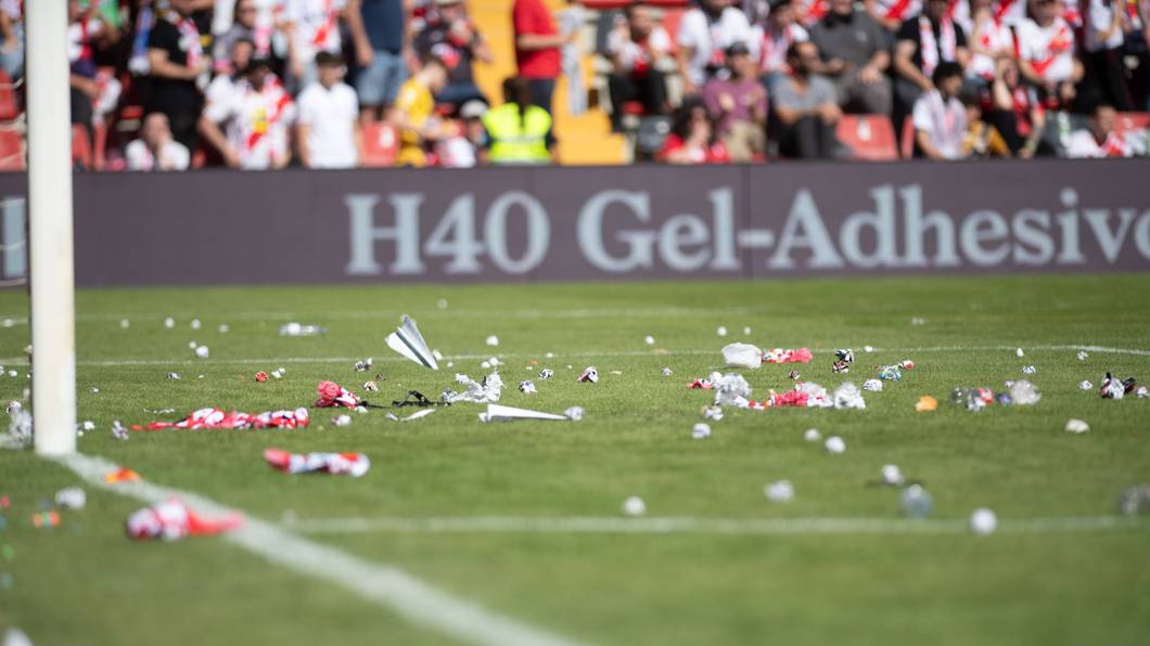 Auf den Platz geworfene Gegenstände bei Rayo Vallecano - Athletic Bilbao.