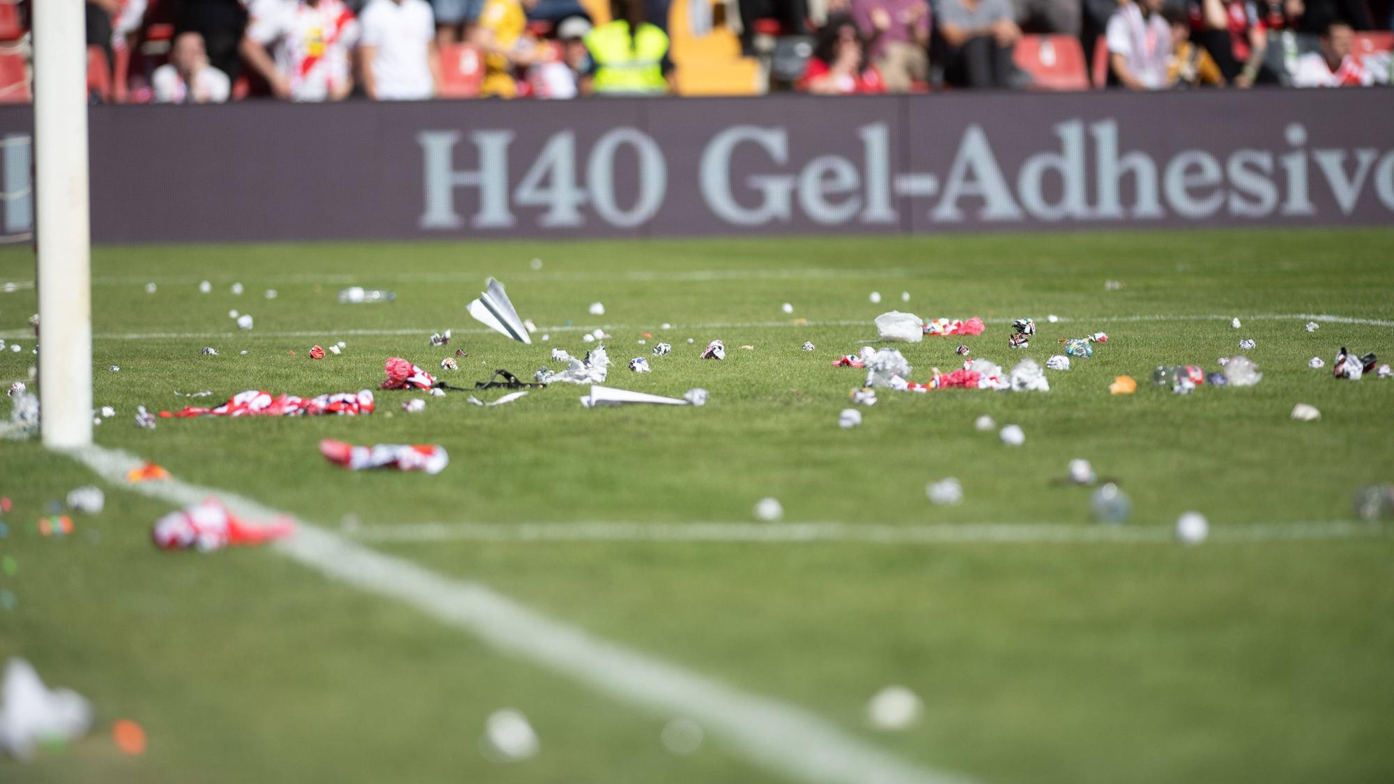 Auf den Platz geworfene Gegenstände bei Rayo Vallecano - Athletic Bilbao.