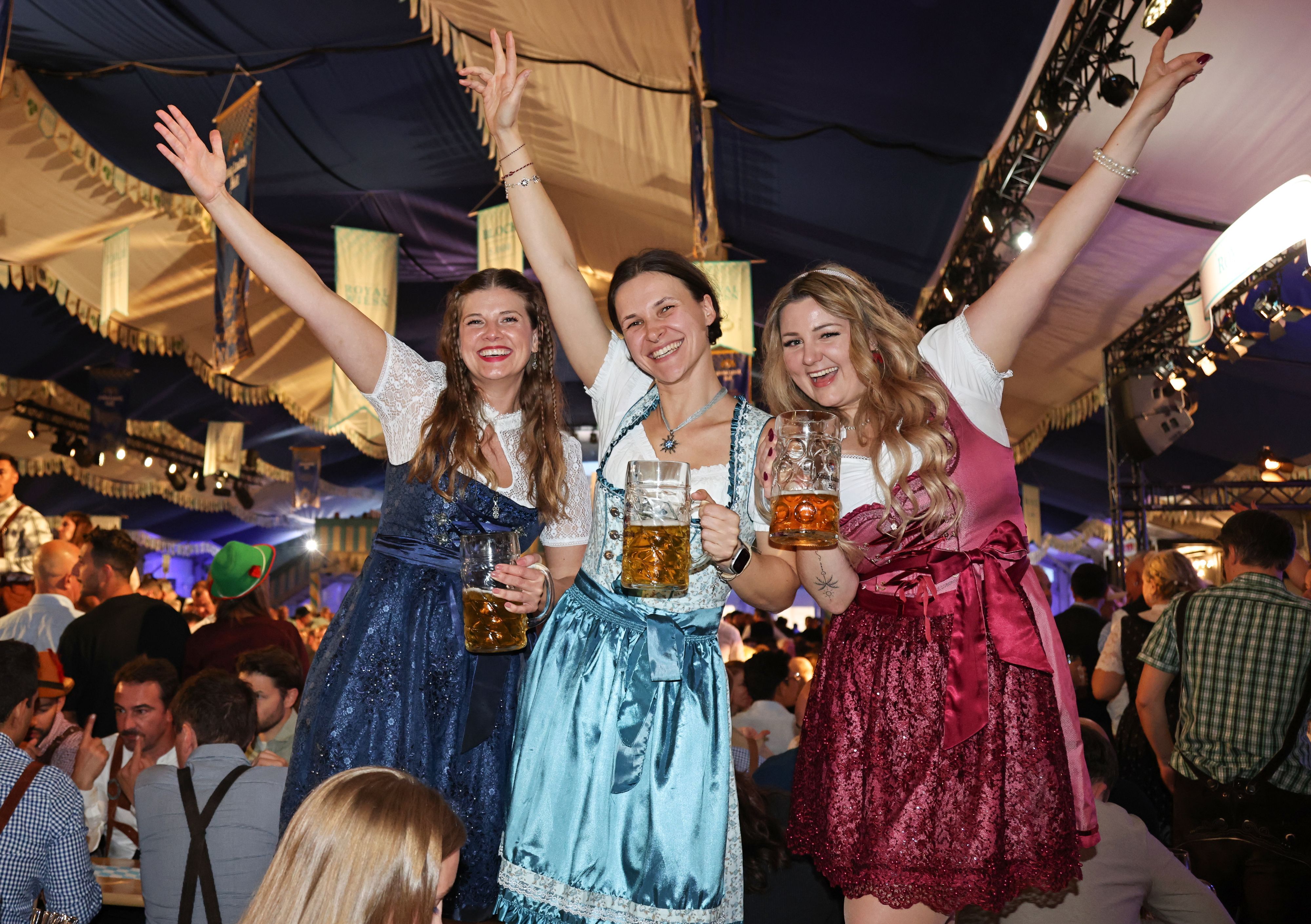 Blick ins Zelt der Royal Wiesn.