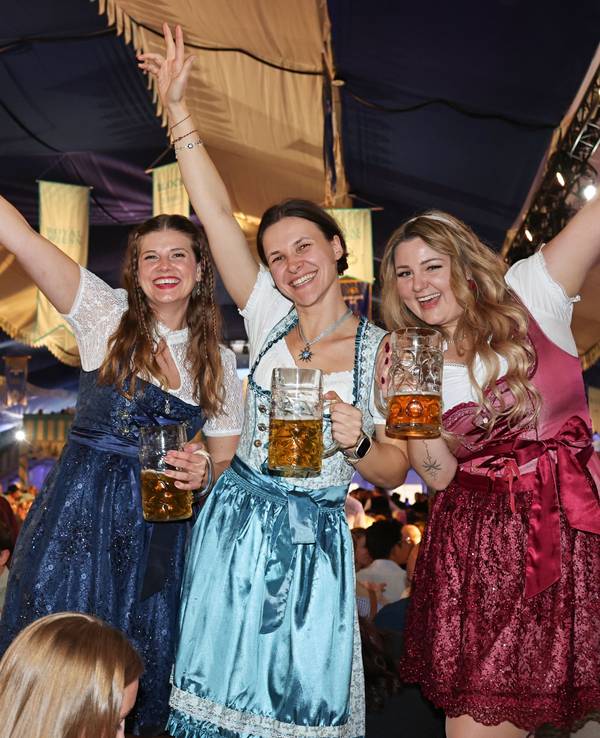 Blick ins Zelt der Royal Wiesn.
