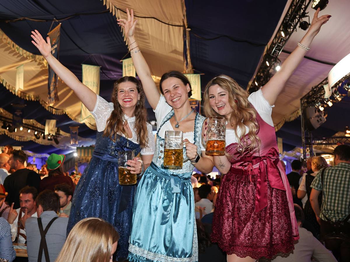 Blick ins Zelt der Royal Wiesn.