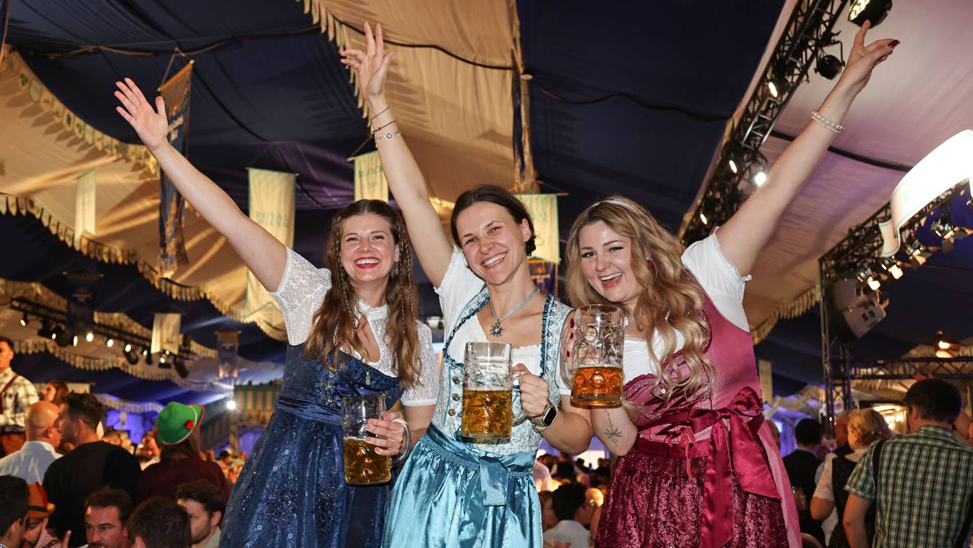 Blick ins Zelt der Royal Wiesn.
