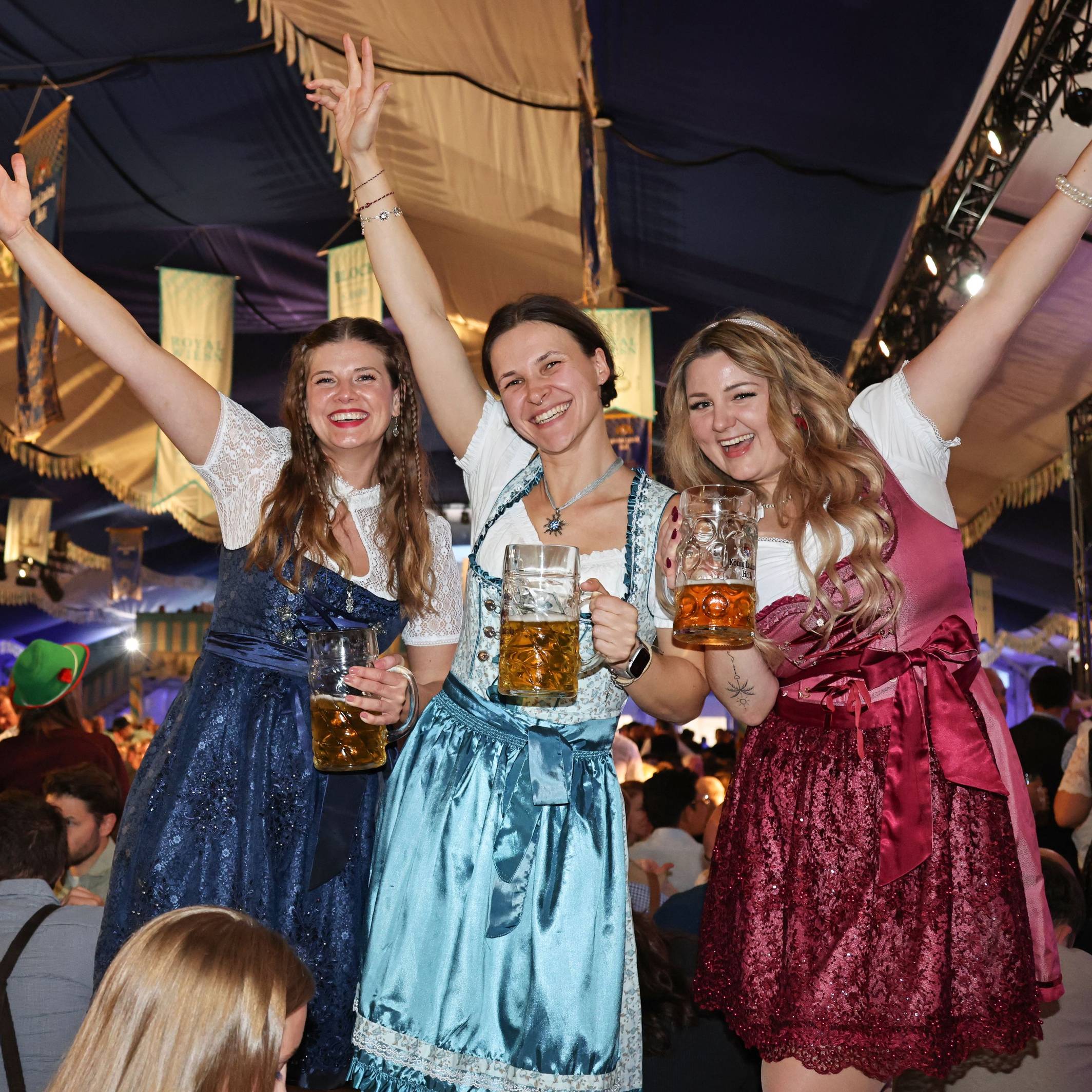 Blick ins Zelt der Royal Wiesn.