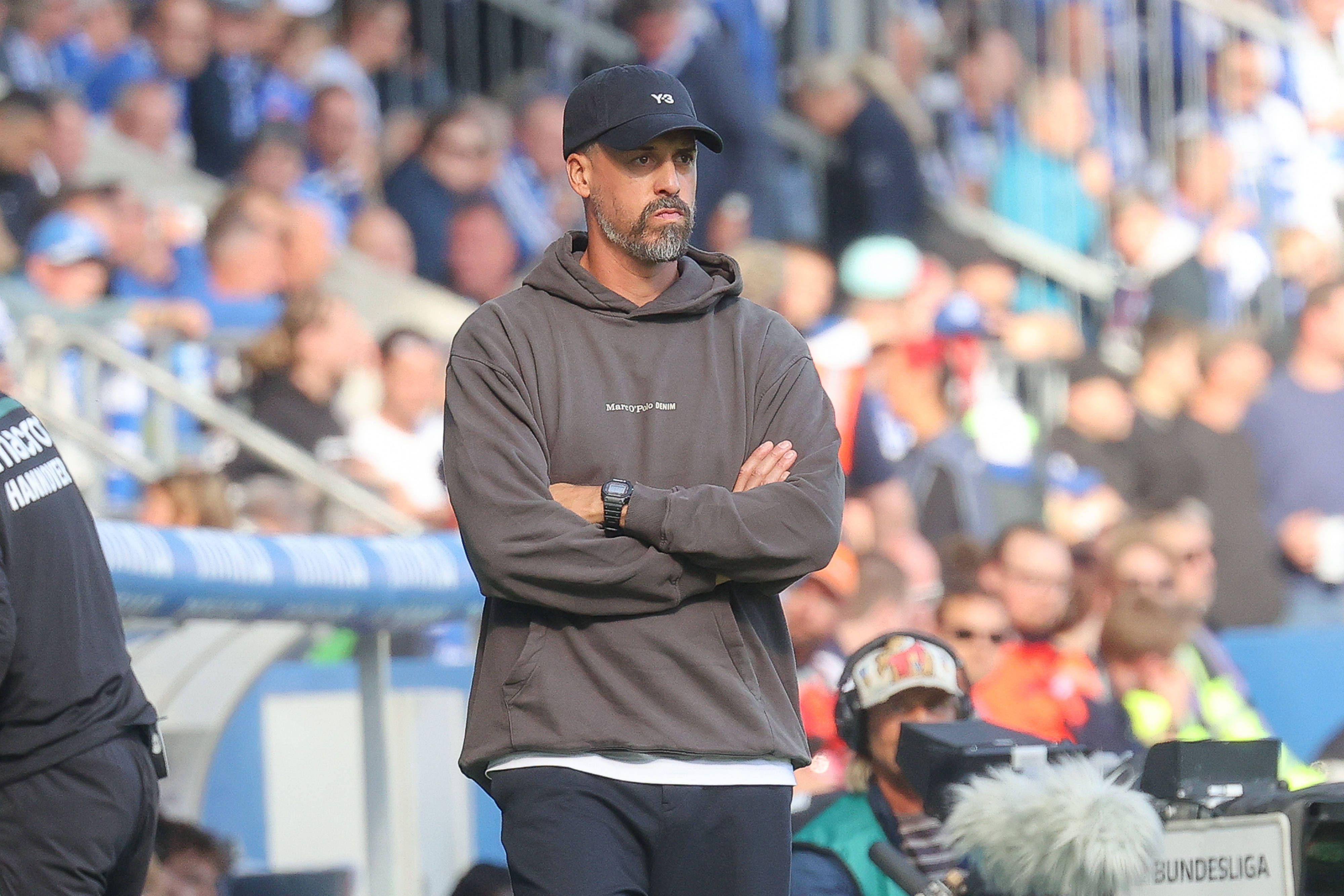 Beim Spiel von Hannover verschränkt Sandro Wagner die Arme.