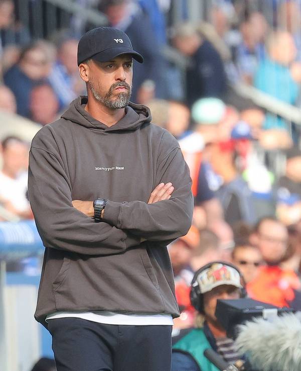 Beim Spiel von Hannover verschränkt Sandro Wagner die Arme.