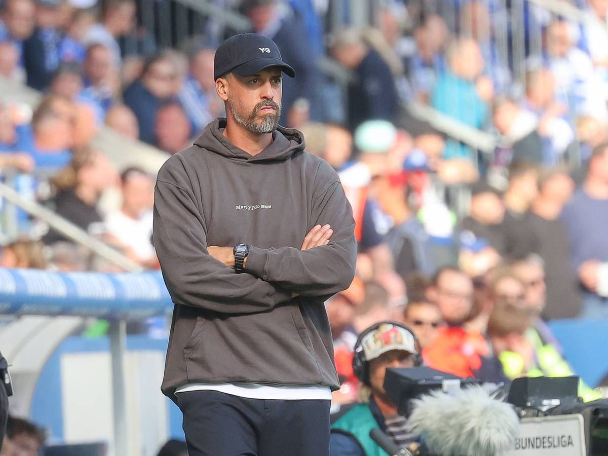 Beim Spiel von Hannover verschränkt Sandro Wagner die Arme.