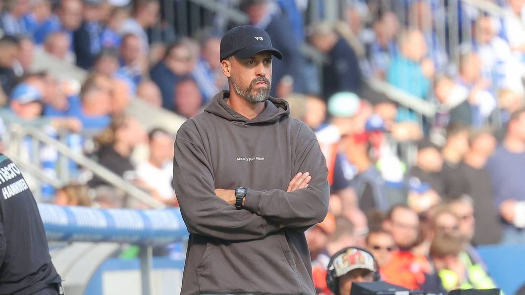 Beim Spiel von Hannover verschränkt Sandro Wagner die Arme.