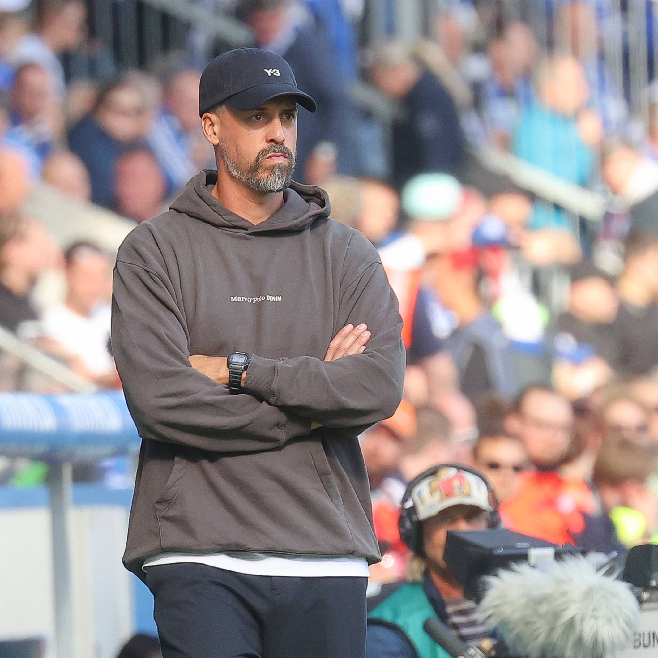 Beim Spiel von Hannover verschränkt Sandro Wagner die Arme.