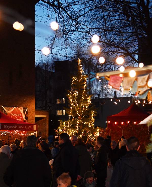 Blick auf einen Kölner Weihnachtsmarkt (Symbolfoto). Zollstock bekommt seinen eigenen Weihnachtsmarkt.