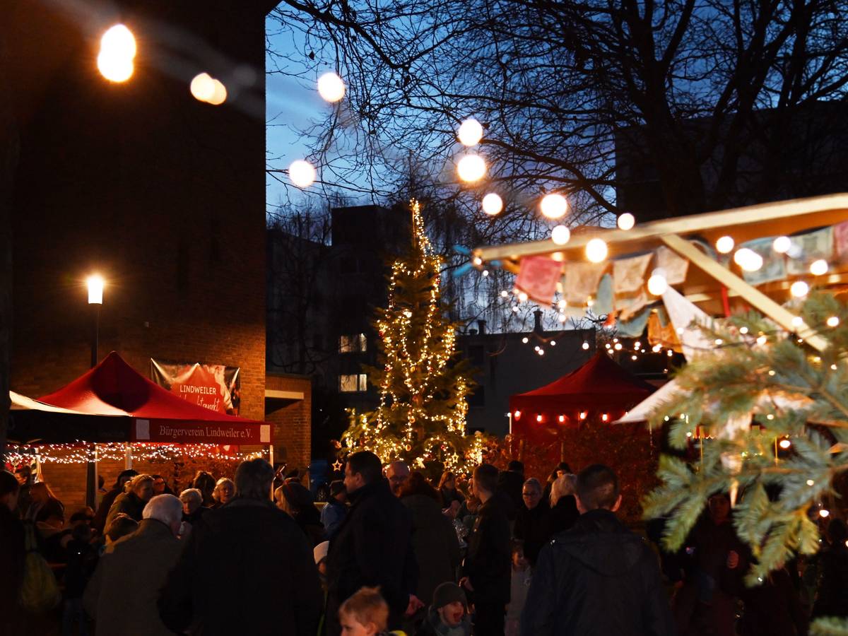 Blick auf einen Kölner Weihnachtsmarkt (Symbolfoto). Zollstock bekommt seinen eigenen Weihnachtsmarkt.