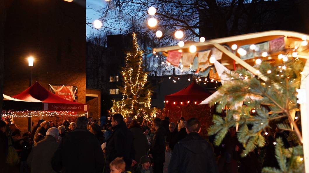 Blick auf einen Kölner Weihnachtsmarkt (Symbolfoto). Zollstock bekommt seinen eigenen Weihnachtsmarkt.