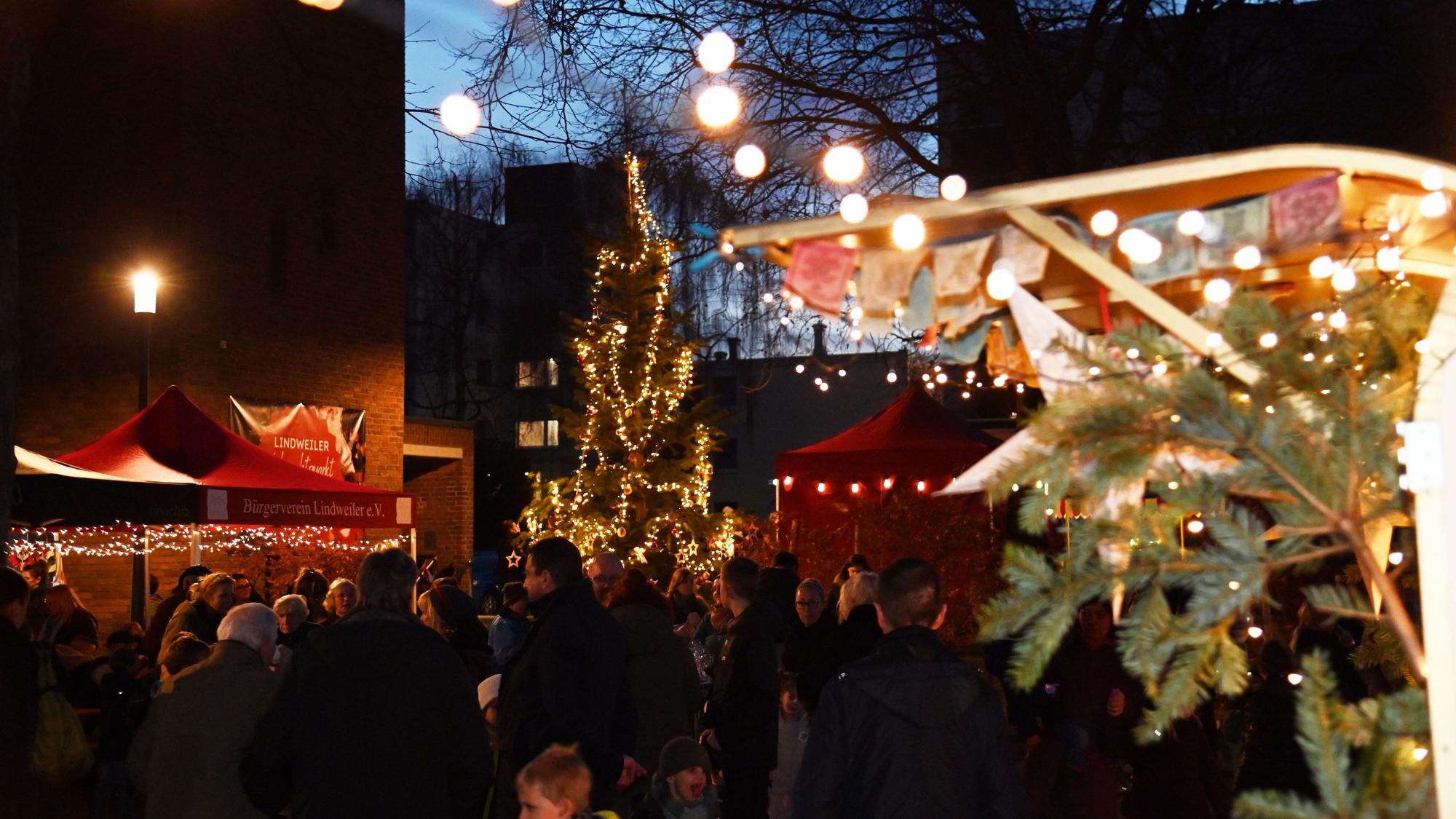 Blick auf einen Kölner Weihnachtsmarkt (Symbolfoto). Zollstock bekommt seinen eigenen Weihnachtsmarkt.