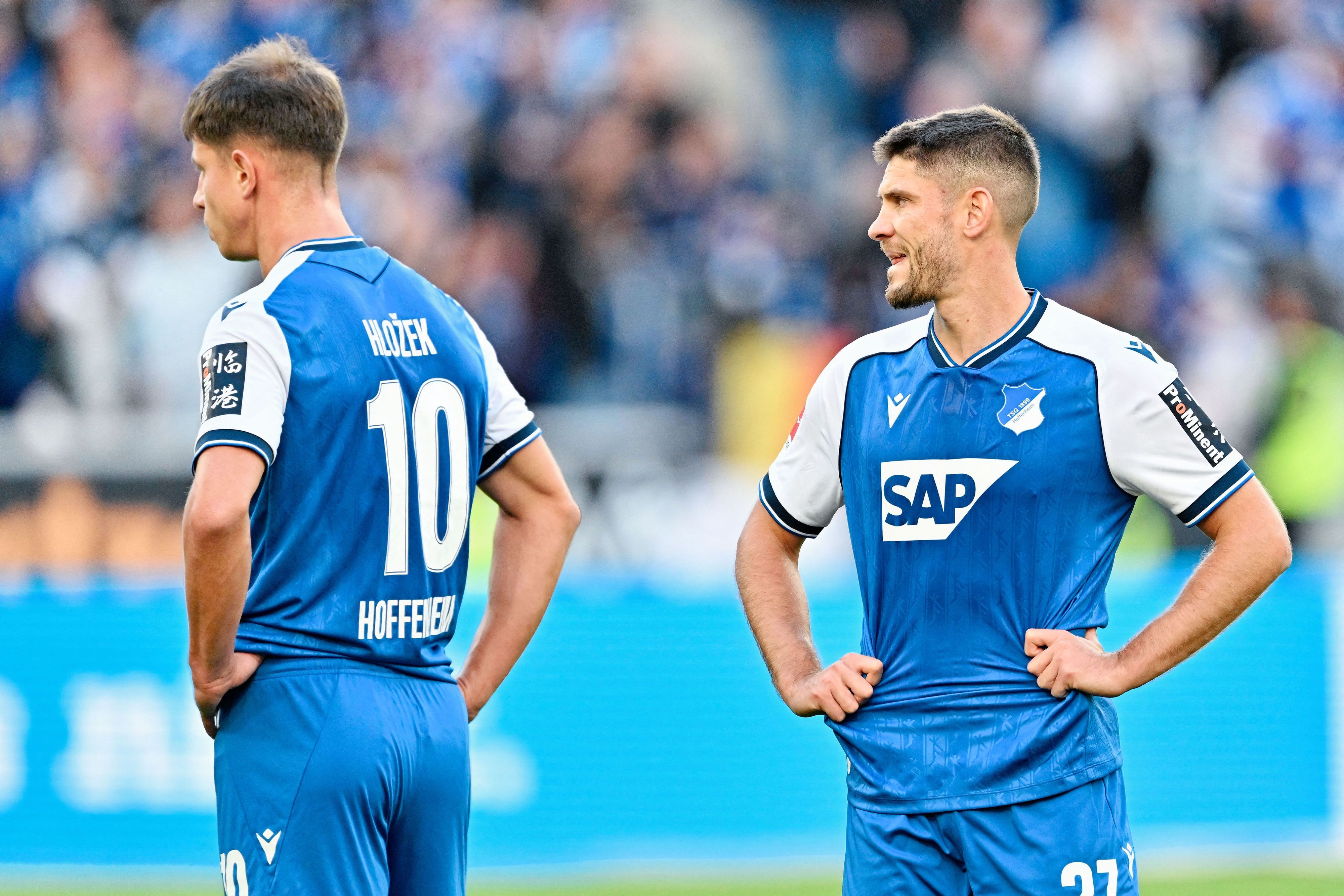 Andrej Kramarić und Adam Hložek schauen nach Abpfiff enttäuscht.