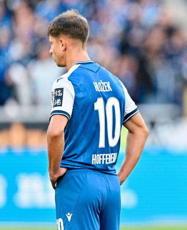 Andrej Kramarić und Adam Hložek schauen nach Abpfiff enttäuscht.