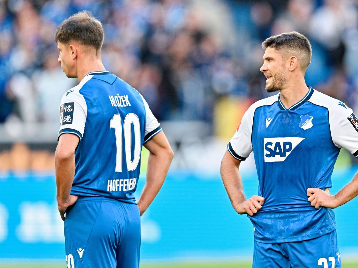 Andrej Kramarić und Adam Hložek schauen nach Abpfiff enttäuscht.