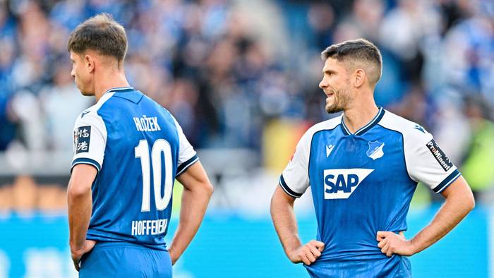 Andrej Kramarić und Adam Hložek schauen nach Abpfiff enttäuscht.