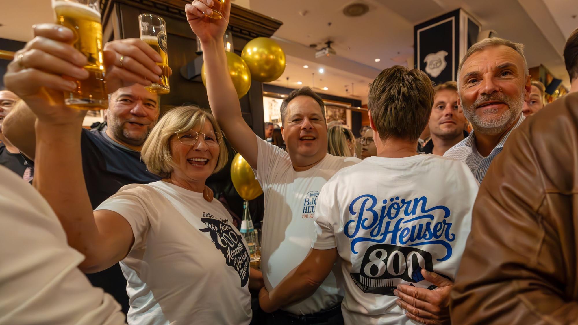 Gäste beim 800. Mitsingkonzert von Björn Heuser im Gaffel am Dom.