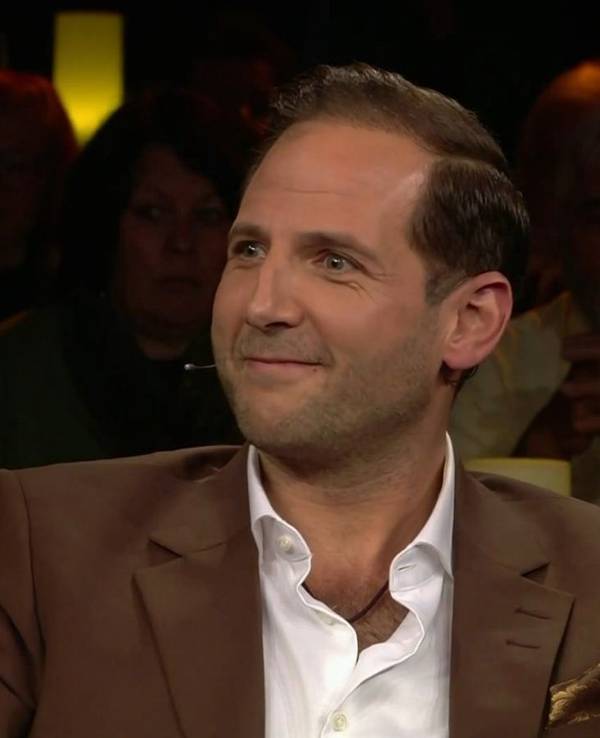 Julian Schmitz-Avila berichtet bei „Riverboat“ von seinem teuersten Kauf bei „Bares für Rares“. (Bild: MDR)