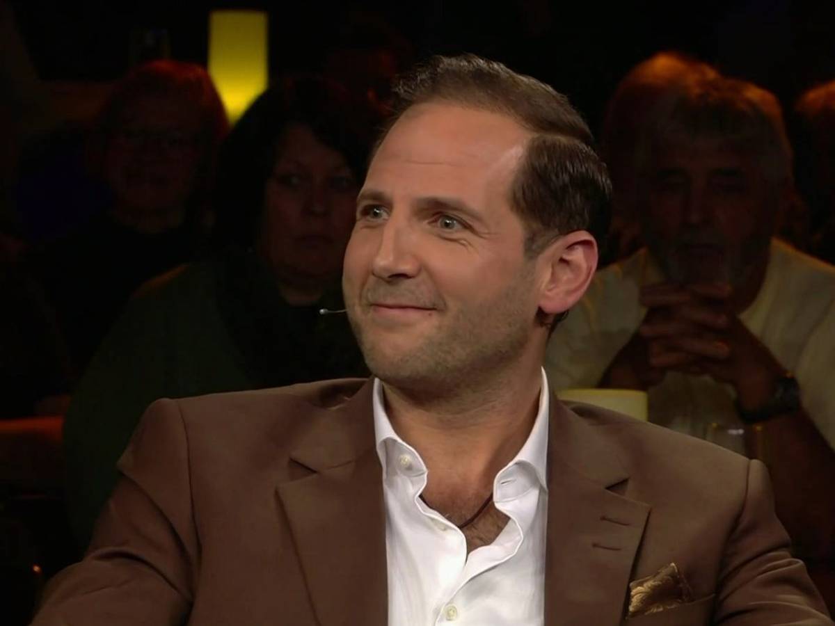 Julian Schmitz-Avila berichtet bei „Riverboat“ von seinem teuersten Kauf bei „Bares für Rares“. (Bild: MDR)