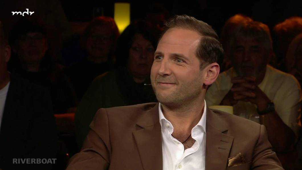 Julian Schmitz-Avila berichtet bei „Riverboat“ von seinem teuersten Kauf bei „Bares für Rares“. (Bild: MDR)
