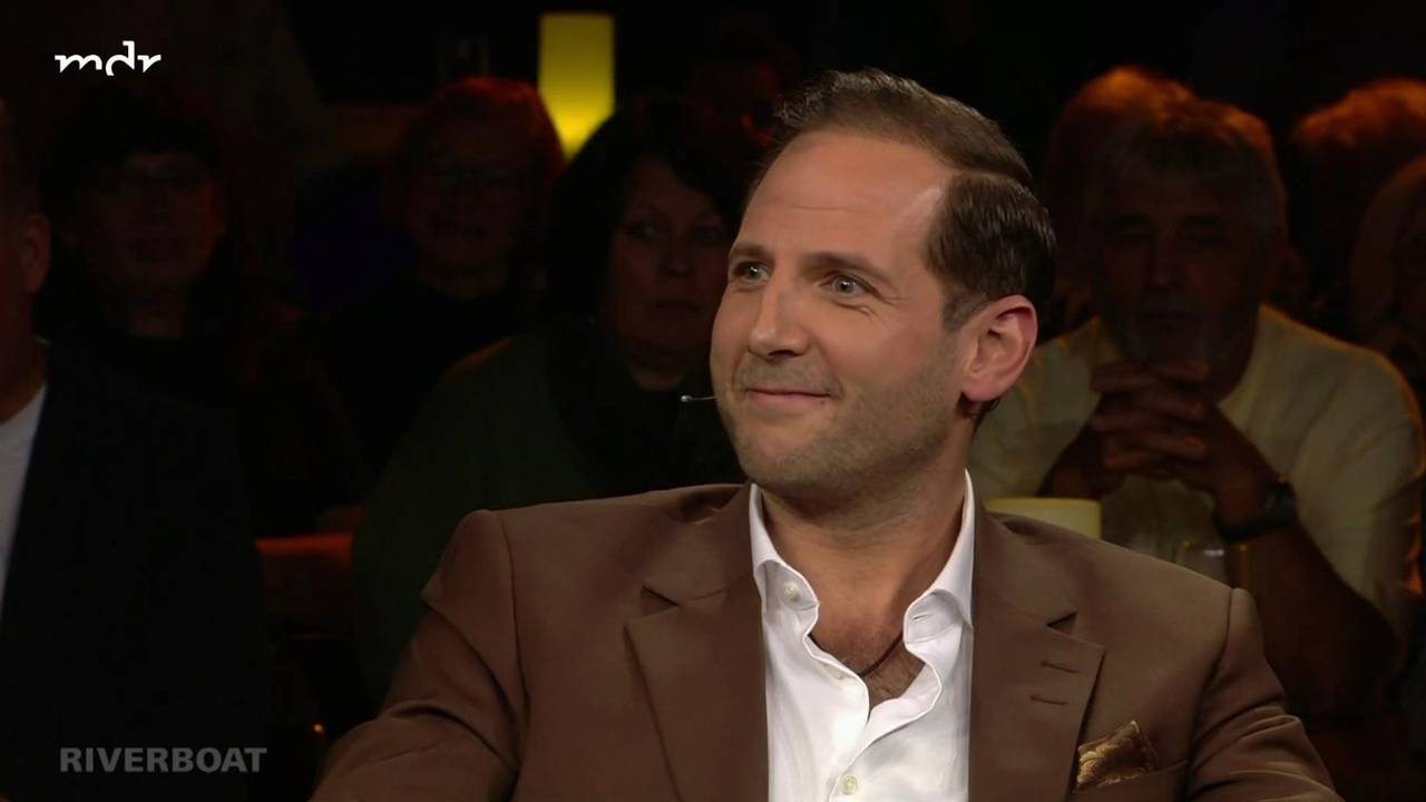 Julian Schmitz-Avila berichtet bei „Riverboat“ von seinem teuersten Kauf bei „Bares für Rares“. (Bild: MDR)