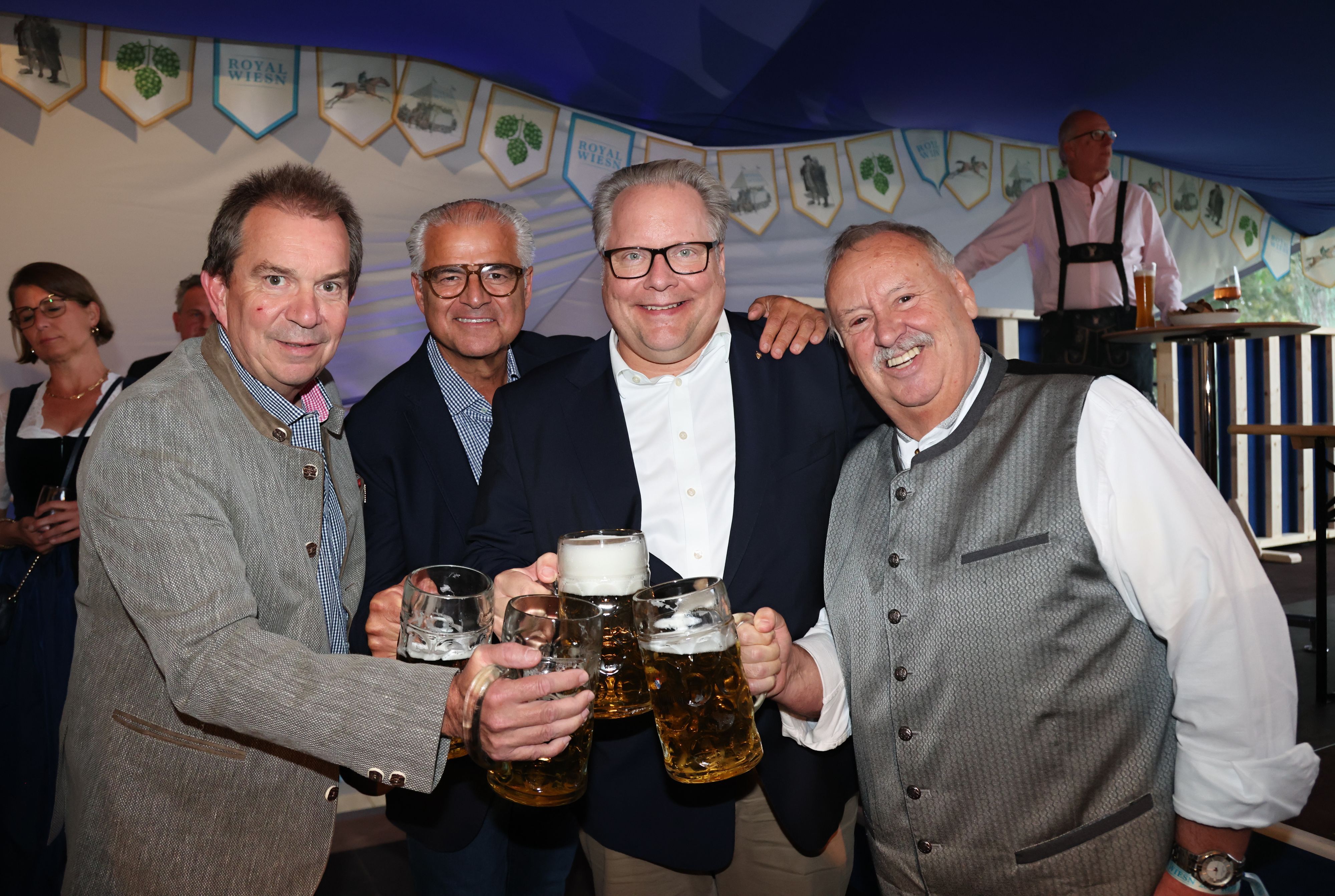 Ralf Nüsser, Hans-Georg Haumann, Lutz Schade und Peter „Funny“ van den Brock prosten sich zu.