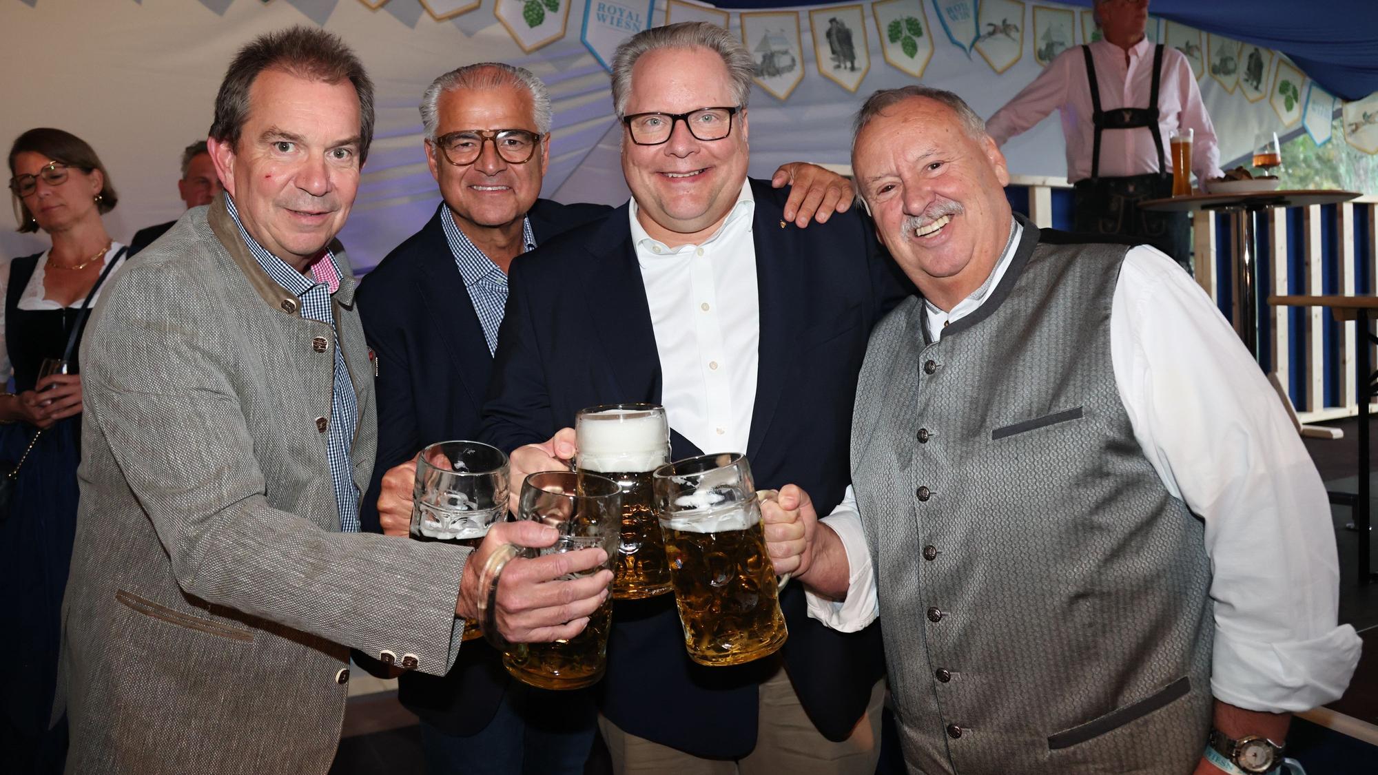 Ralf Nüsser, Hans-Georg Haumann, Lutz Schade und Peter „Funny“ van den Brock prosten sich zu.