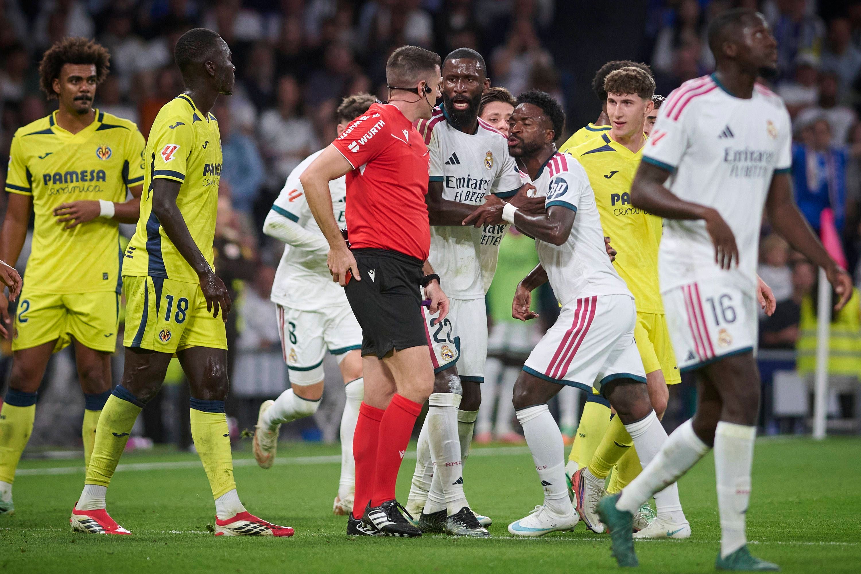 Vinícius Júnior geht auf Schiedsrichter Diaz de Mera los, Antonio Rüdiger muss ihn zurückhalten.