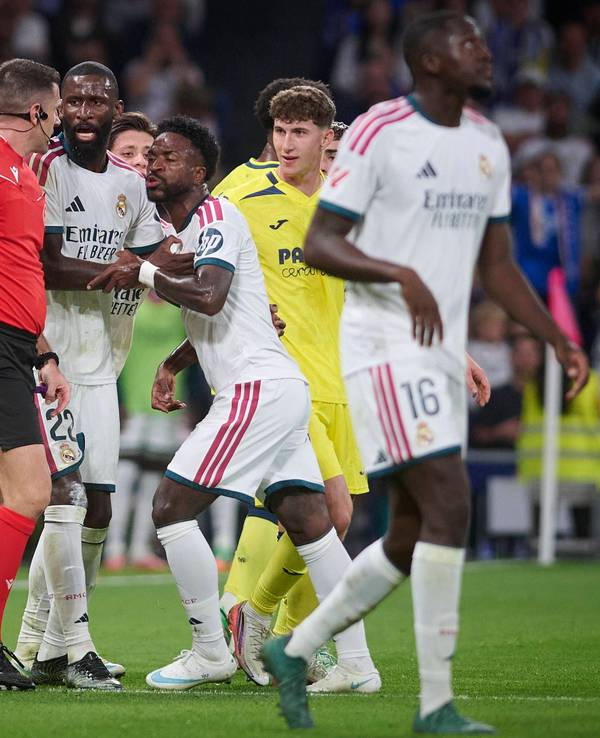 Vinícius Júnior geht auf Schiedsrichter Diaz de Mera los, Antonio Rüdiger muss ihn zurückhalten.