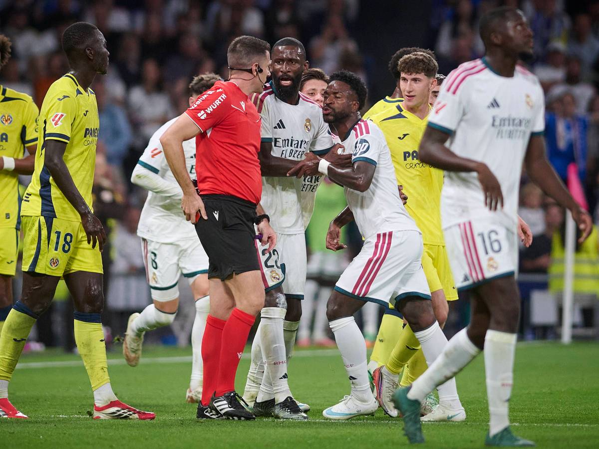 Vinícius Júnior geht auf Schiedsrichter Diaz de Mera los, Antonio Rüdiger muss ihn zurückhalten.