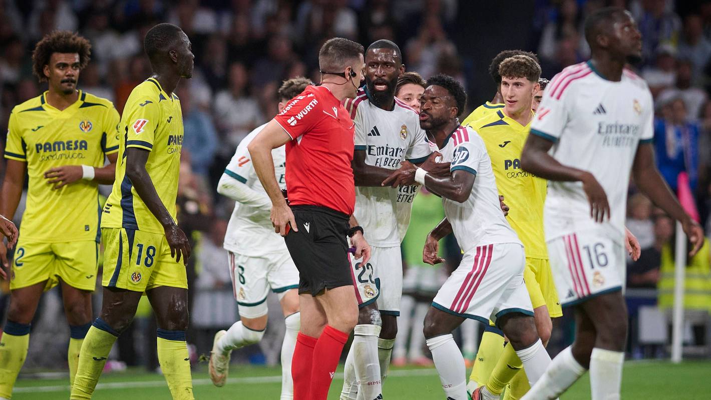 Vinícius Júnior geht auf Schiedsrichter Diaz de Mera los, Antonio Rüdiger muss ihn zurückhalten.